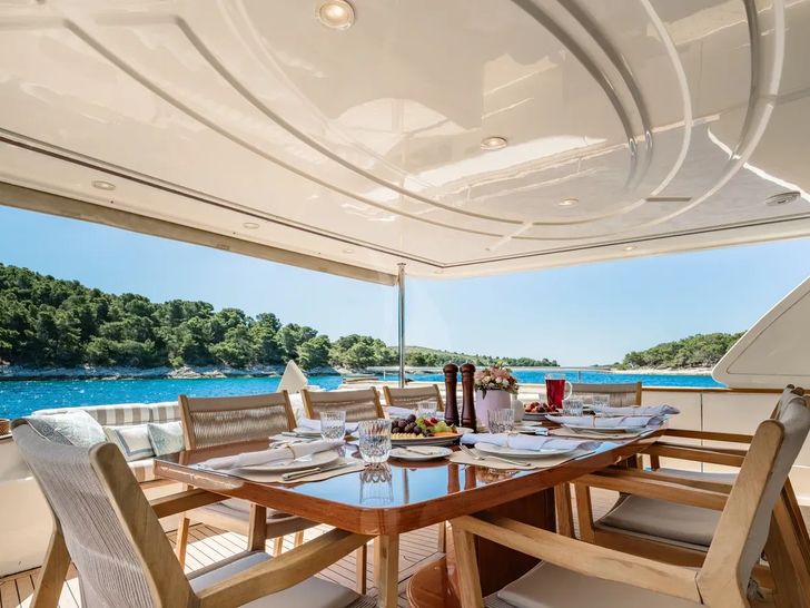 IMAGINE Ferretti Custom Line Navetta 30 - sun deck alfresco dining set up IMAGINE Ferretti Custom Line Navetta 30 - sun deck alfresco dining set up
