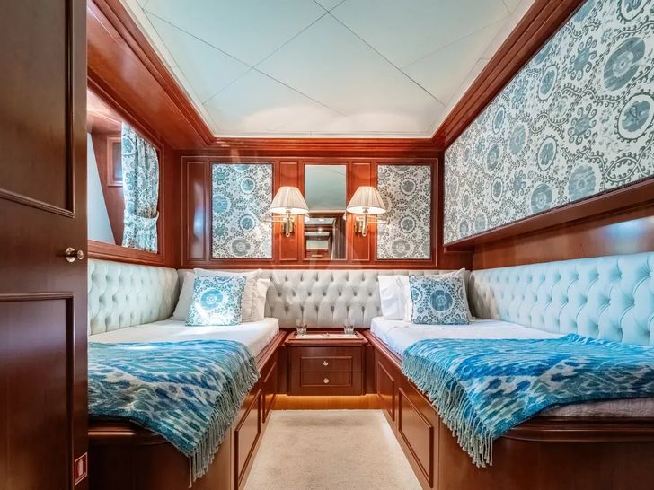 IMAGINE Ferretti Custom Line Navetta 30 - twin cabin 1 IMAGINE Ferretti Custom Line Navetta 30 - twin cabin 1