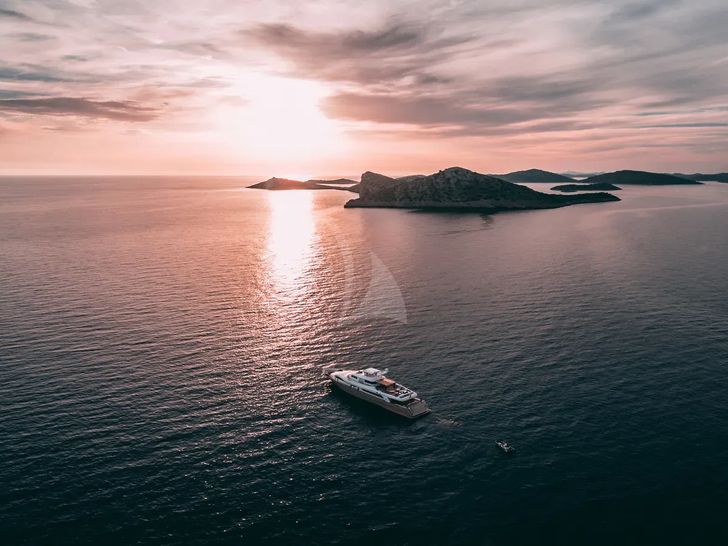 IMAGINE Ferretti Custom Line Navetta 30 - under the sunset IMAGINE Ferretti Custom Line Navetta 30 - under the sunset