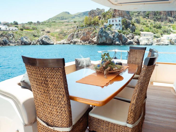 JAUNI Amer Dining JAUNI Amer Dining
