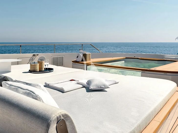 KOJU Benetti Motopanfilo 37m - foredeck sunbathing area and jacuzzi KOJU Benetti Motopanfilo 37m - foredeck sunbathing area and jacuzzi
