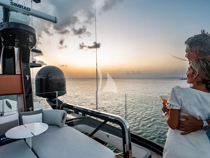 KOJU Benetti Motopanfilo 37m - guests on the observation deck KOJU Benetti Motopanfilo 37m - guests on the observation deck