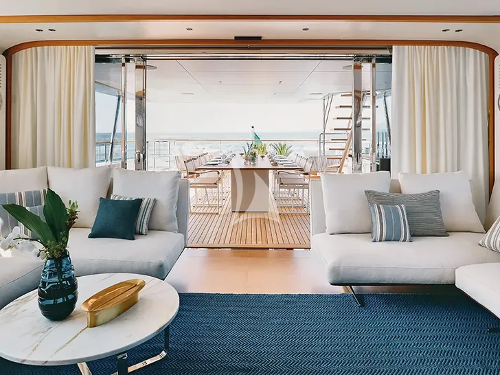 KOJU Benetti Motopanfilo 37m - sky lounge KOJU Benetti Motopanfilo 37m - sky lounge