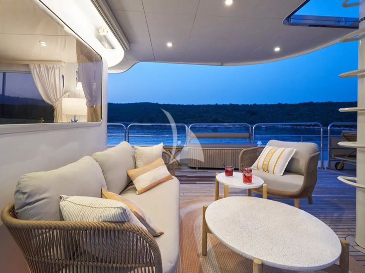 LA PERLA Sundeck Seating LA PERLA Sundeck Seating
