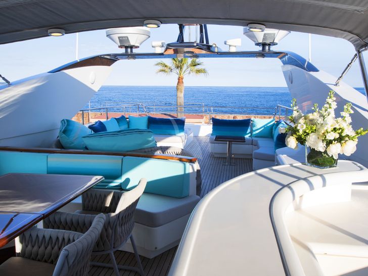 LADY EMMA Couach 3300 Fly - minibar and dining area LADY EMMA Couach 3300 Fly - minibar and dining area