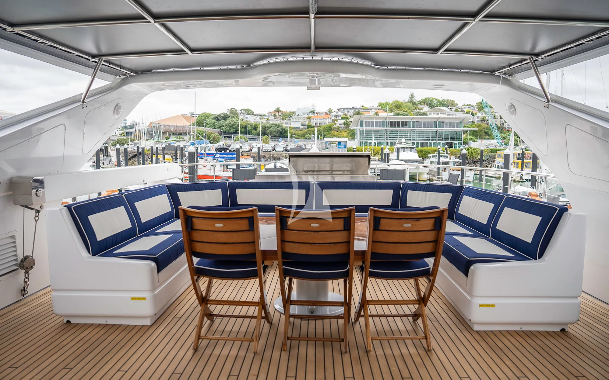 LIBERTE IV Falcon 100 - flybridge dining area