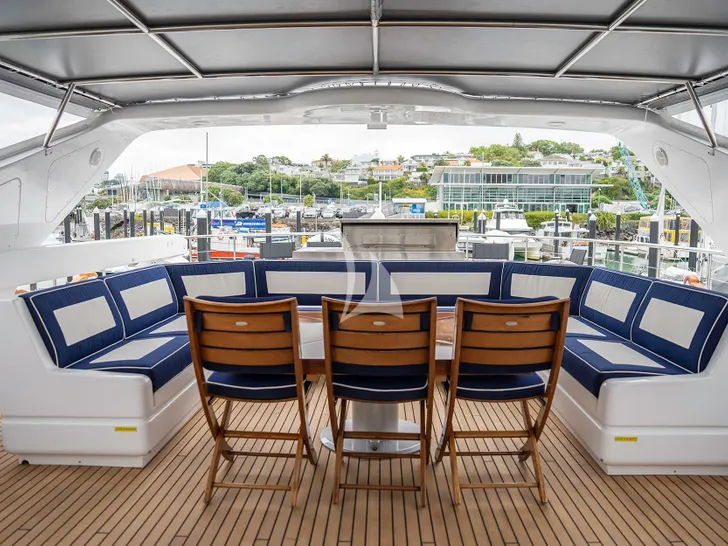 LIBERTE IV Falcon 100 - flybridge dining area LIBERTE IV Falcon 100 - flybridge dining area