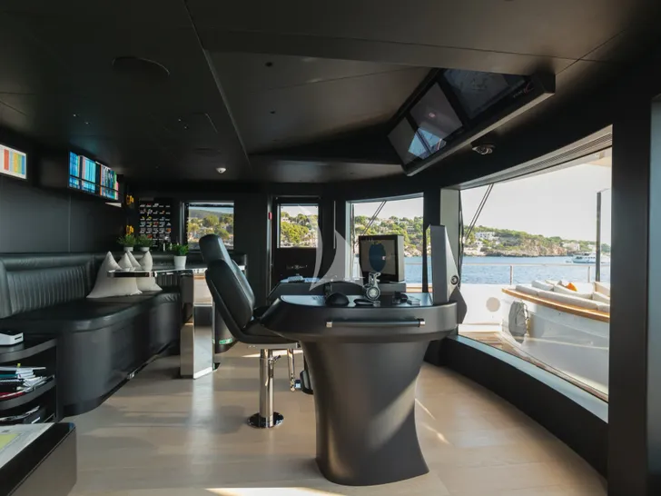 HOW MUCH IS ENOUGH Benetti Oasis 40m - cockpit HOW MUCH IS ENOUGH Benetti Oasis 40m - cockpit