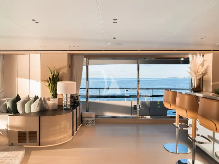 HOW MUCH IS ENOUGH Benetti Oasis 40m - main saloon bar HOW MUCH IS ENOUGH Benetti Oasis 40m - main saloon bar