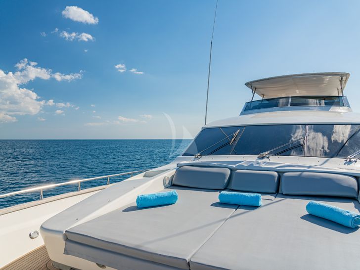 MINOU Canados 86 - foredeck bronzing area MINOU Canados 86 - foredeck bronzing area