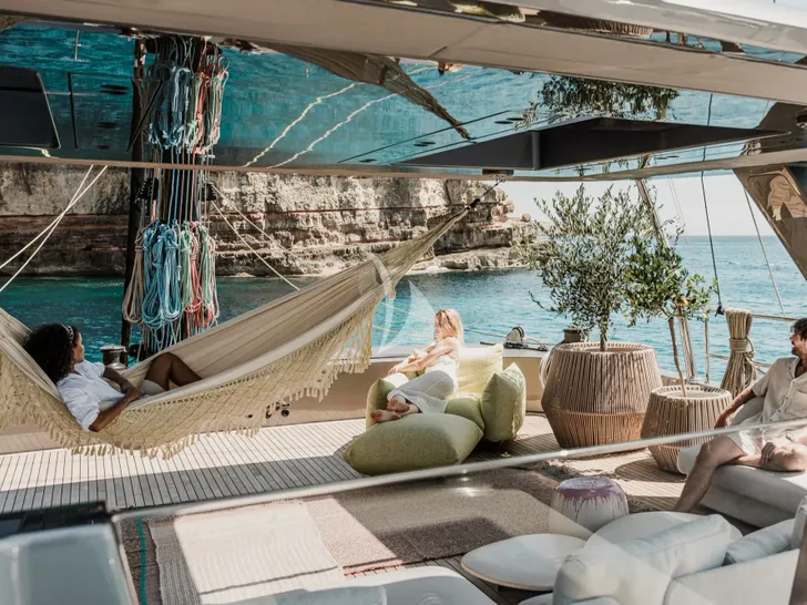 NALANI Sunreef 80 - flybridge seating and hammock NALANI Sunreef 80 - flybridge seating and hammock