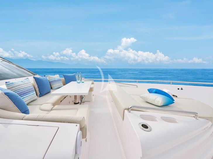NAYA MARYN Horizon 94 - foredeck lounging area NAYA MARYN Horizon 94 - foredeck lounging area