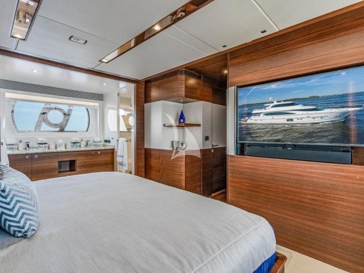 NAYA MARYN Horizon 94 - master cabin bed NAYA MARYN Horizon 94 - master cabin bed