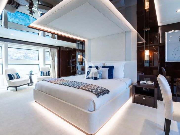 NO.9 Sunseeker 131 - master cabin bed NO.9 Sunseeker 131 - master cabin bed
