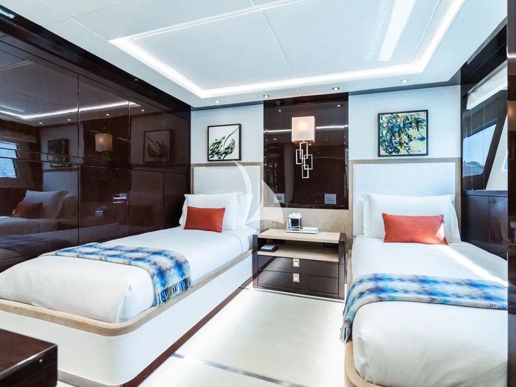 NO.9 Sunseeker 131 - twin cabin NO.9 Sunseeker 131 - twin cabin