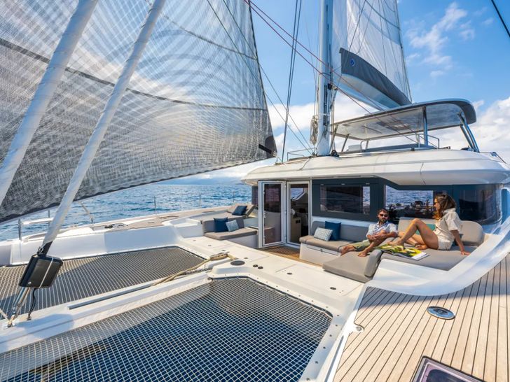 PAC ONE Lagoon 60 Bow PAC ONE Lagoon 60 Bow