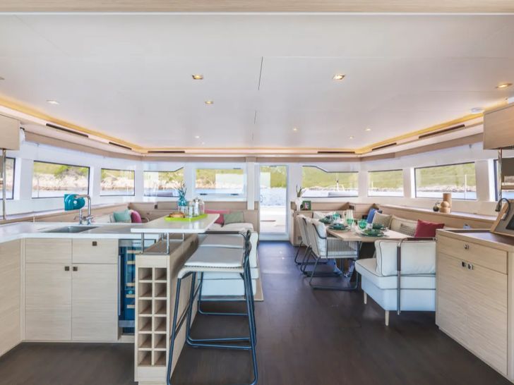 PAC ONE Lagoon 60 Salon PAC ONE Lagoon 60 Salon