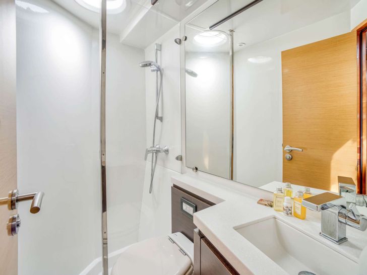 PERPETUAL BLUE Fountaine Pajot 59 - cabin 1 bathroom PERPETUAL BLUE Fountaine Pajot 59 - cabin 1 bathroom