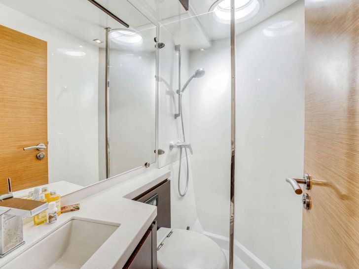 PERPETUAL BLUE Fountaine Pajot 59 - cabin 2 bathroom PERPETUAL BLUE Fountaine Pajot 59 - cabin 2 bathroom