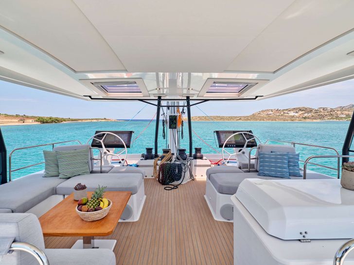PIXIE Fountaine Pajot Alegria 67 - flybridge PIXIE Fountaine Pajot Alegria 67 - flybridge