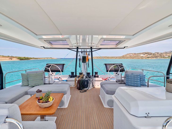 PIXIE Fountaine Pajot Alegria 67 flybridge