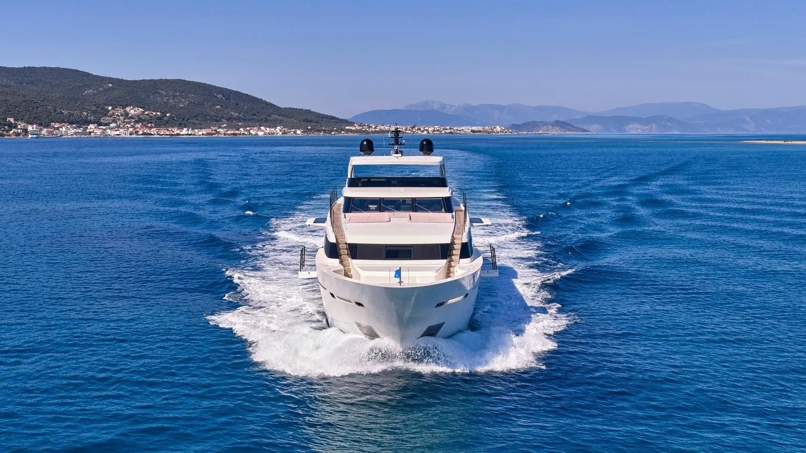 RIANA II Sanlorenzo SL118 - cruising bow view