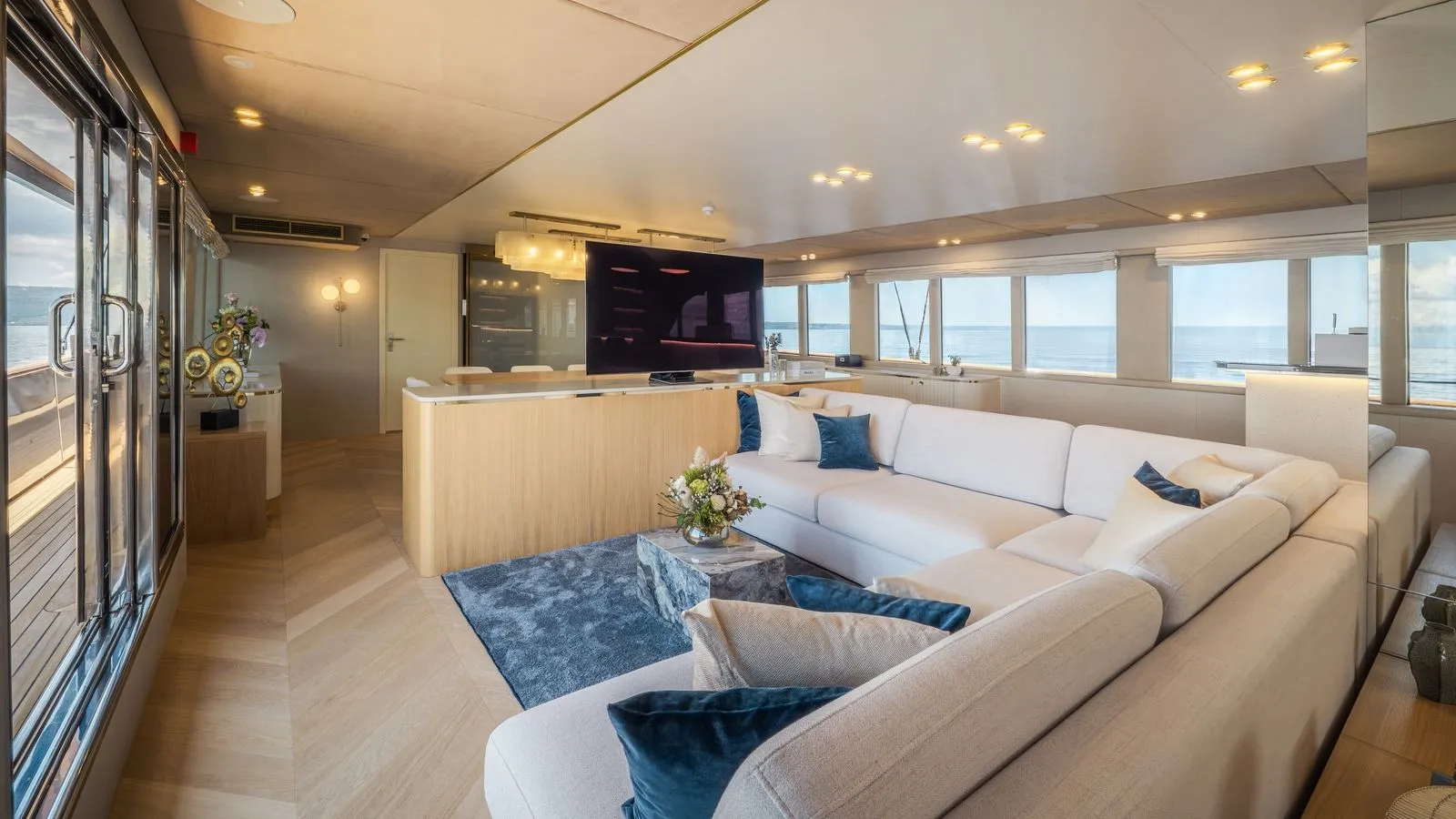 SCORPIOS Tramontana Saloon TV