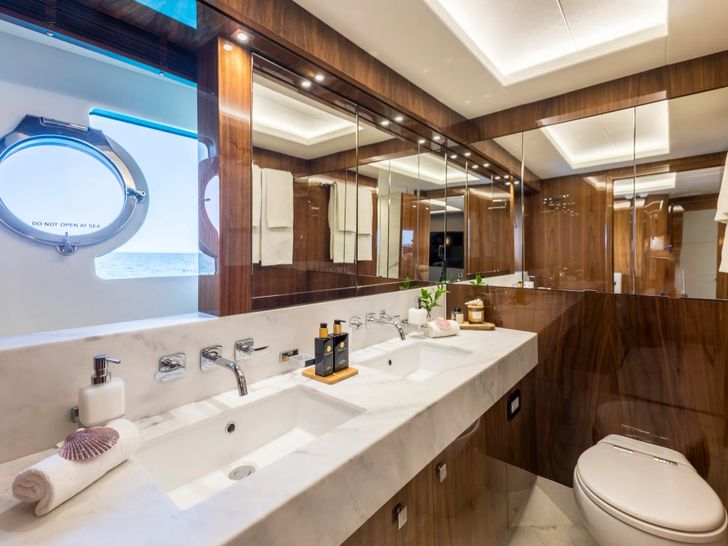 SEAWATER II Sunseeker 86 - master cabin bathroom SEAWATER II Sunseeker 86 - master cabin bathroom