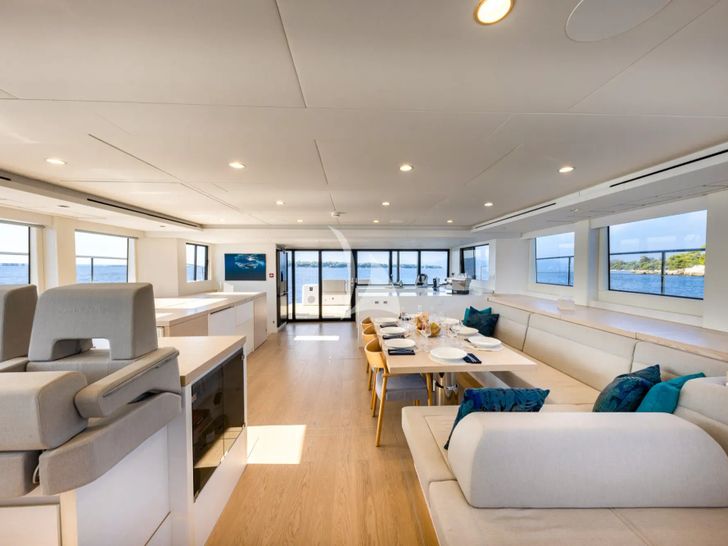 SILENT GRACE Main Salon SILENT GRACE Main Salon