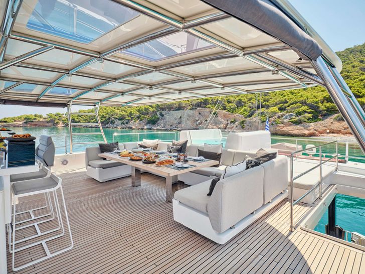 ABOVE&BEYOND Sunreef 80 - flybridge dining set up ABOVE&BEYOND Sunreef 80 - flybridge dining set up