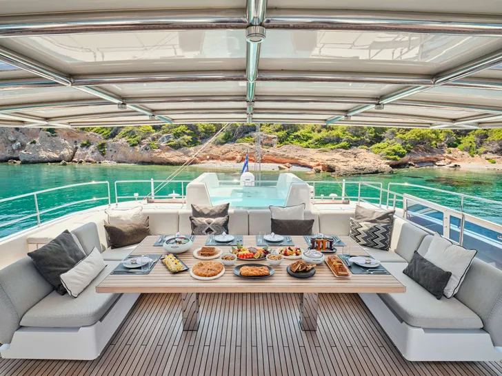 ABOVE&BEYOND Sunreef 80 - flybridge alfresco dining ABOVE&BEYOND Sunreef 80 - flybridge alfresco dining