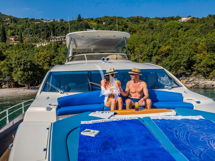 THE BEST WAY Sunseeker 86 - foredeck lounge THE BEST WAY Sunseeker 86 - foredeck lounge
