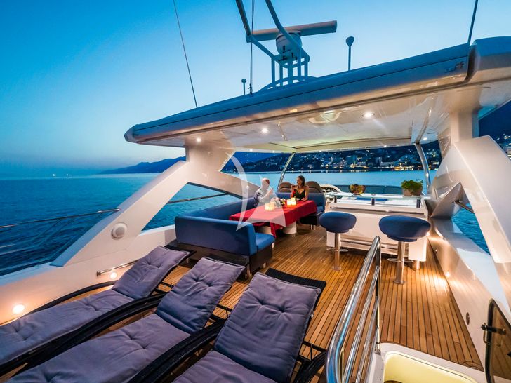 THE BEST WAY Sunseeker 86 - flybridge sun beds THE BEST WAY Sunseeker 86 - flybridge sun beds