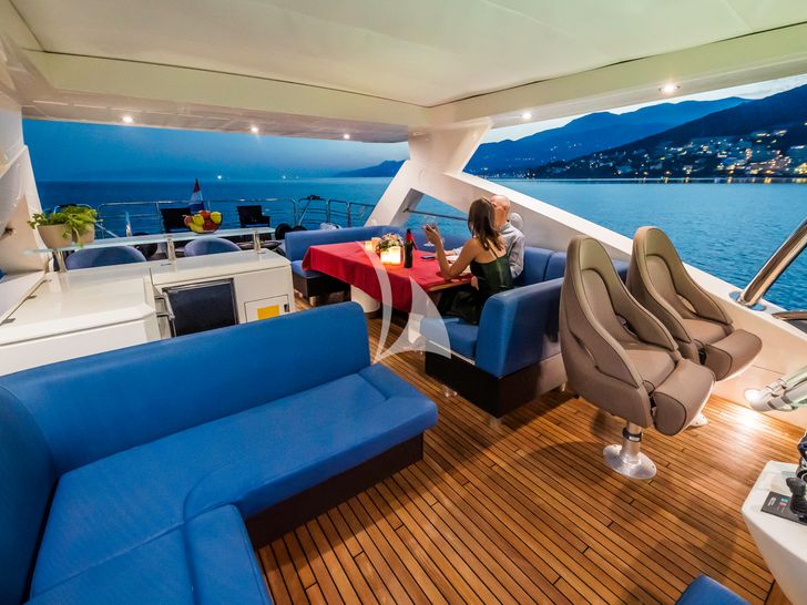 THE BEST WAY Sunseeker 86 - flybridge lounging and dining area THE BEST WAY Sunseeker 86 - flybridge lounging and dining area