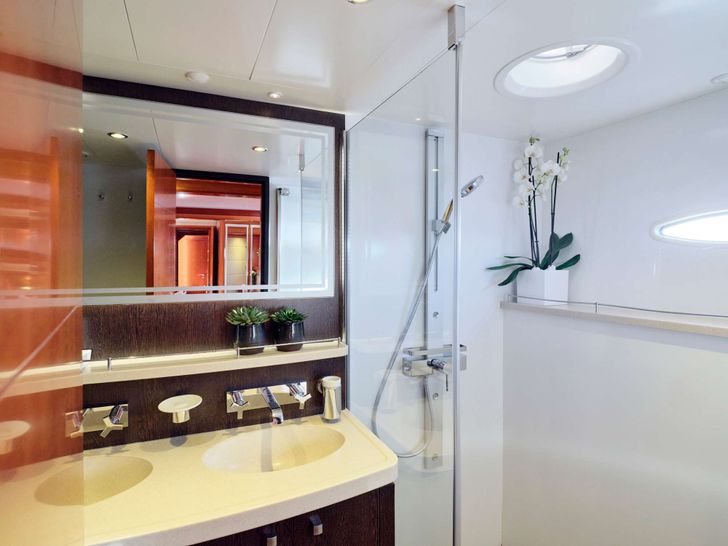 WORLD'S END Fountaine Pajot Galathea 65 - master cabin bathroom WORLD'S END Fountaine Pajot Galathea 65 - master cabin bathroom