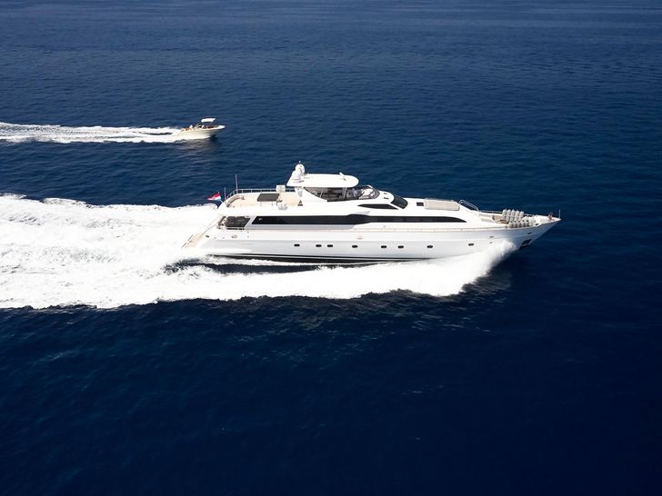PRINCESS LONA running starboard side