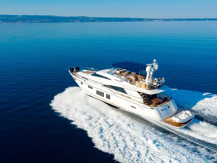SCHATZI Fairline Squadron 78 - cruising side view SCHATZI Fairline Squadron 78 - cruising side view