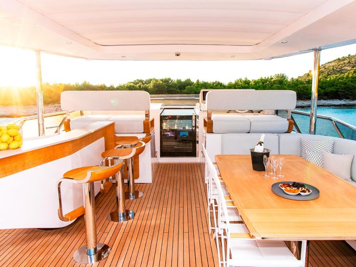 DAWO flybridge forward view DAWO flybridge forward view