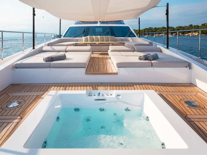 HEED aft sundeck and jacuzzi