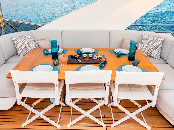 DAWO al fresco flybridge table