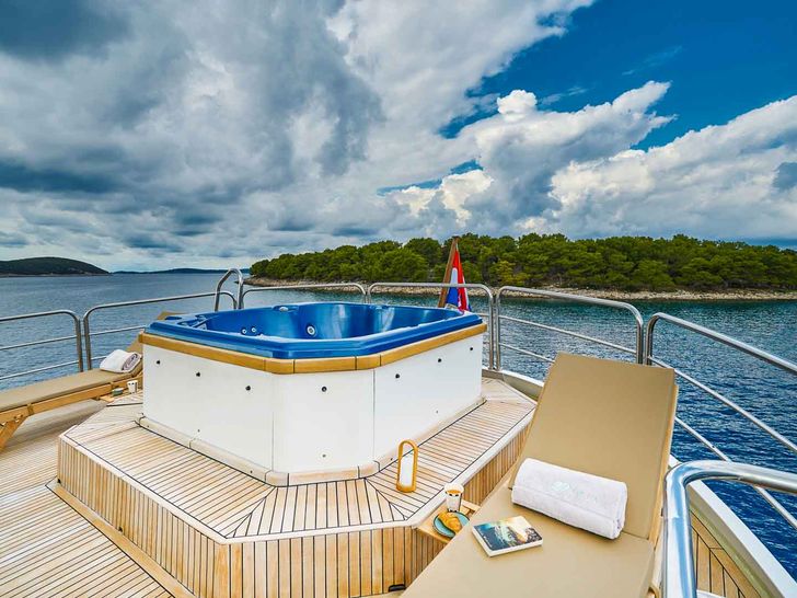 LA PERLA 3rd deck jacuzzi