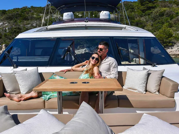 AGAVE Princess V85 - foredeck lounge AGAVE Princess V85 - foredeck lounge