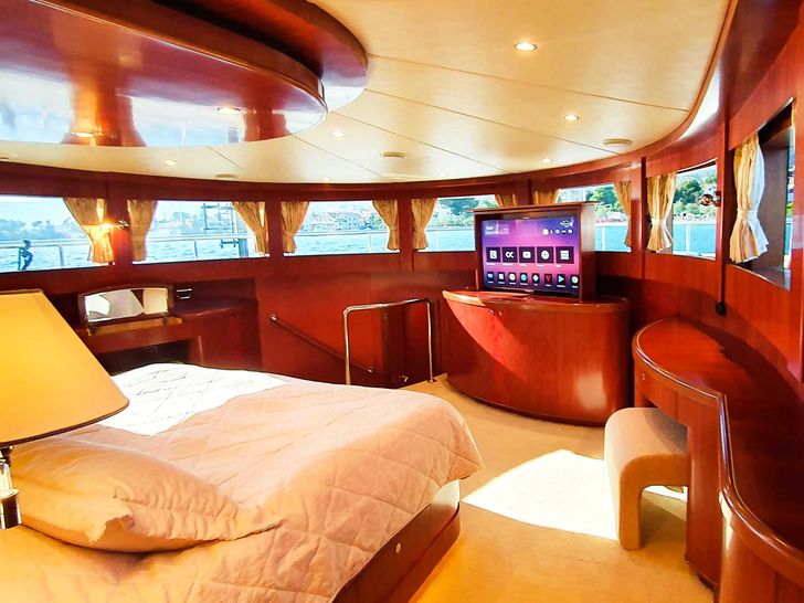 JOHNSON BABY master stateroom JOHNSON BABY master stateroom