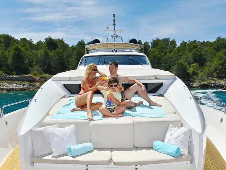 BABY I Sunseeker 105 - foredeck BABY I Sunseeker 105 - foredeck