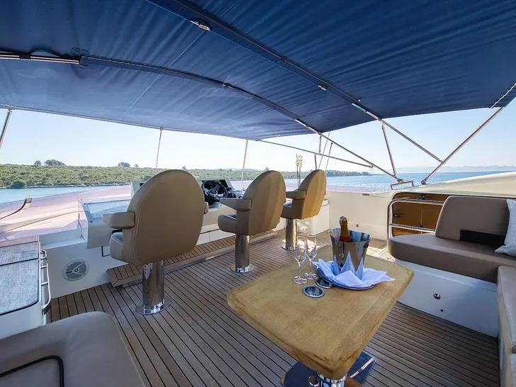 AGAVE Princess V85 - flybridge AGAVE Princess V85 - flybridge