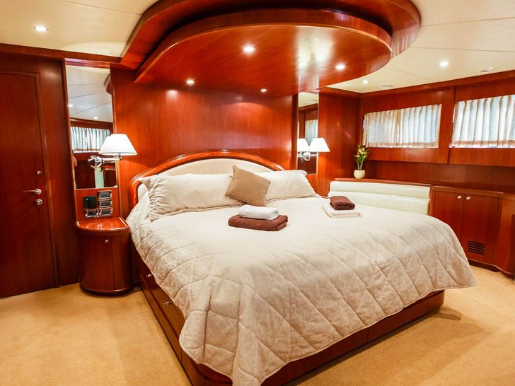 JOHNSON BABY master stateroom bed
