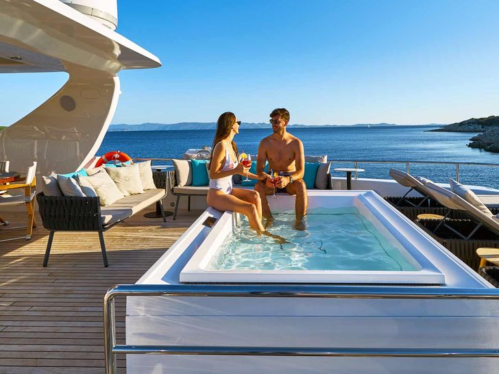 PRINCESS LONA flybridge jacuzzi and sundeck