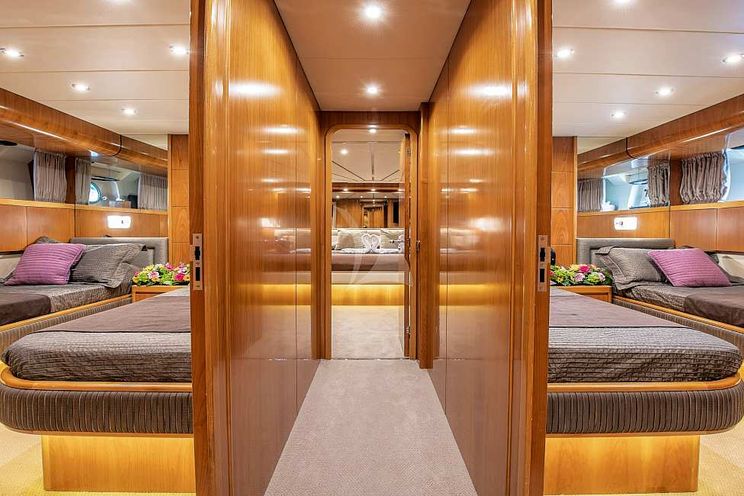 Charter Yacht STAR LINK - Falcon 90 - 4 Cabins - Athens - Mykonos - Santorini