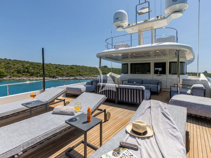 KLOBUK Ferretti Custom Line Navetta 30 - flybridge sun beds KLOBUK Ferretti Custom Line Navetta 30 - flybridge sun beds
