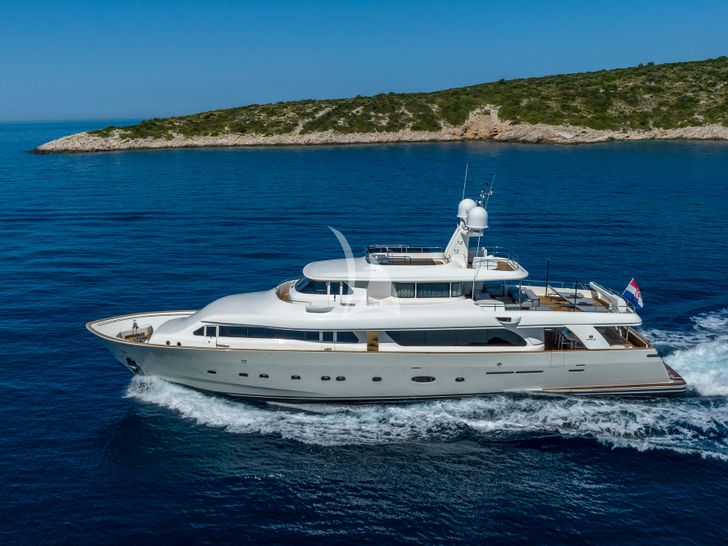 KLOBUK Ferretti Custom Line Navetta 30 - cruising profile KLOBUK Ferretti Custom Line Navetta 30 - cruising profile